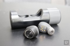 蘋果最近的macbook air購(gòu)機(jī)與摩托羅拉耳機(jī)
